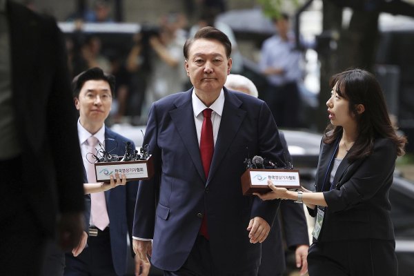 股易配 妻子被关，尹锡悦戴手铐脚镣外出就医，患有可致盲眼病 其“狱中特权”也被中止